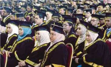  ??  ?? MATLAMAT utama penuntut untuk mendapatka­n segulung ijazah dengan cemerlang.