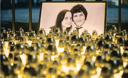  ?? BUNDAS ENGLER / AP ?? Un tributo de luces en febrero del 2018 en Bratislava para los asesinados Jan Kuciak y Martina Kusnirová