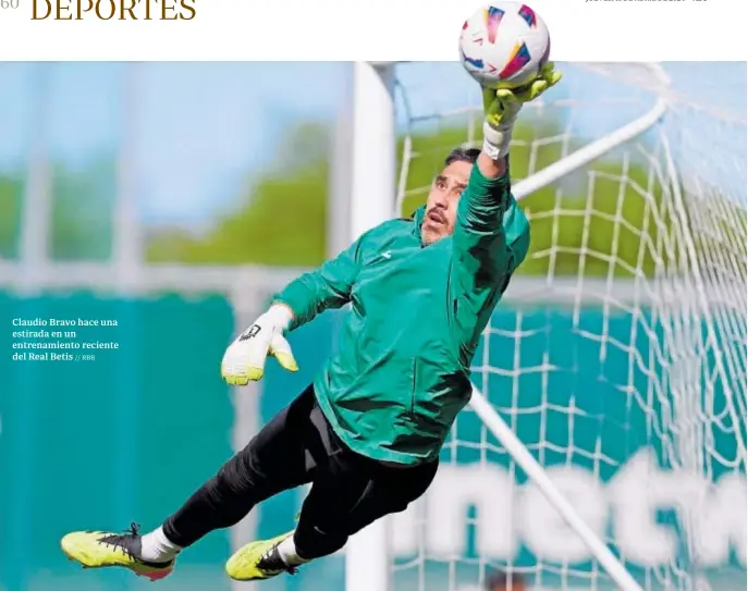  ?? // RBB ?? Claudio Bravo hace una estirada en un entrenamie­nto reciente del Real Betis