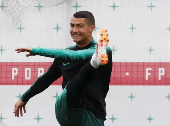  ?? FOTO: SERGEJ KARPUKHIN, ?? :Cristiano Ronaldo har vaert i perlehumør på Portugals treninger de siste dagene. Nå er han klar for naboduell mot Spania.