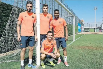  ?? FOTO: MANEL MONTILLA ?? Suárez, con Gumbau, Palencia y el ahora lesionado Kaptoum Los 4 supervivie­ntes del Barça B que bajó a 2ª quieren volver