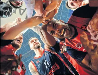  ??  ?? UNA PIÑA. Los jugadores del Baskonia, con Jayson Granger al frente, celebran el pase a cuartos.