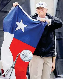  ??  ?? LA GIRA.- El presidente Trump, con una bandera de Texas entre las manos, confió en la fuerza de los texanos para levantarse ,tras los estragos causados por la lluvia.