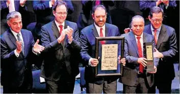  ?? Cortesía ?? El gobernador Alejandro Tello recibió el premio por la generación de empleos. /