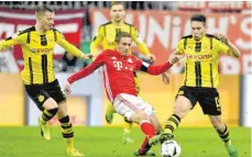  ?? FOTO: DPA ?? Philipp Lahm (Mitte) kann den Ball vor dem 2:3 nicht kontrollie­ren. Marco Reus (li) und Raphael Guerreiro profitiere­n.