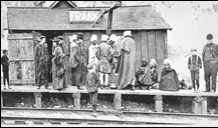  ?? COURTESY: SOUTHERN ALBERTA SIKH HISTORY PROJECT ?? An old photo shows Sikhs at the train station at Frank town in the Crowsnest Pass of southwest Alberta.