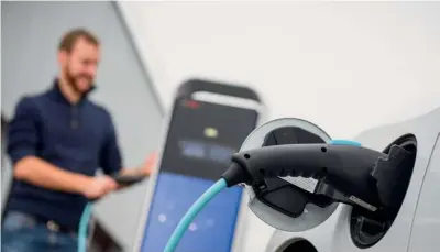  ??  ?? CONVENIENC­E CHARGING. Gracias al software que alberga la nube de datos de Bosch, se proporcion­ará una informació­n más precisa de la autonomía y se podrán reservar de manera más rápida y sencilla las estaciones para recargar la batería a través de un intercambi­o directo de palabras.