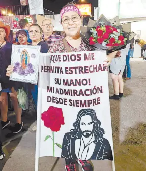  ?? ?? l Para María Isela Muñoz, que el cantante recibiera sus regalos fue un sueño hecho realidad.