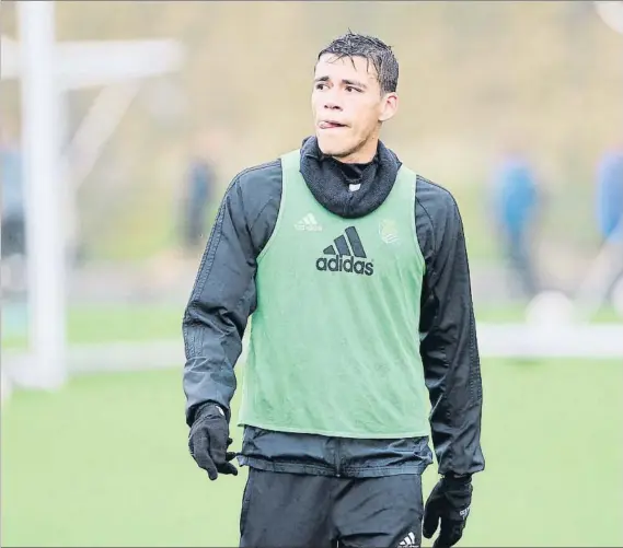  ?? FOTO: UNCITI ?? Héctor Moreno, con cara de circunstan­cias, se retira de la sesión del lunes lesionado