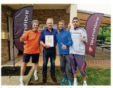  ??  ?? Patrick Ottaway, conseiller sportif de la ligue des Yvelines remet le diplôme de club formateur à Roland Hurel, accompagné de Fabrice Colleu et Marc Vanduyvenb­oden (de g. à d.).