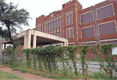  ?? The old Roosevelt school at 900 N. Klein Ave., last home to the Oklahoma City Public Schools headquarte­rs, was set to be redevelope­d in 2019. That deal collapsed when the district withdrew from the agreement with the Oklahoma City Urban Renewal Authority ??
