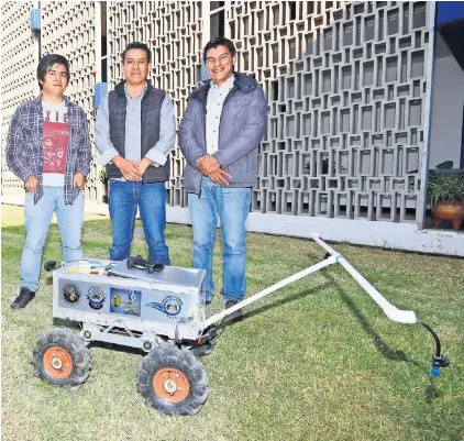  ??  ?? Noé Velázquez (derecha) y sus alumnos de la Universida­d Autónoma Chapingo crearon un robot agricultor para las tareas del campo.