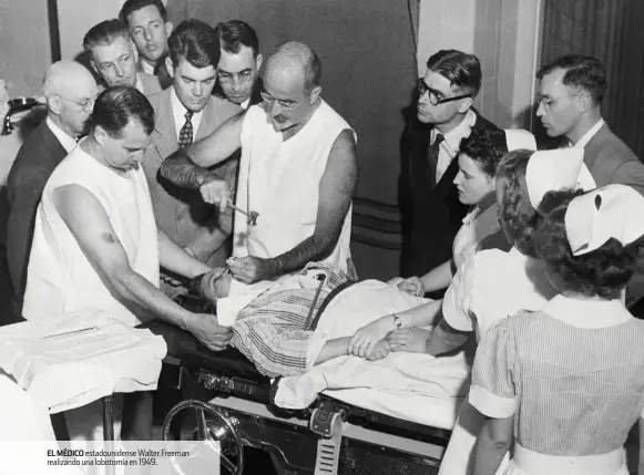  ??  ?? EL MÉDICO estadounid­ense Walter Freeman realizando una lobotomía en 1949.