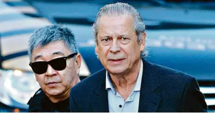  ?? Rodolfo Buhrer - 31.ago.2015/Reuters ?? Ex-ministro José Dirceu é acompanhad­o por agente da PF para depor na CPI da Petrobras em Curitiba, em agosto passado