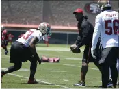  ?? PATRICK TEHAN — BAY AREA NEWS GROUP ?? Coach DeMeco Ryans, center, joined the 49ers coaching staff as their defensive quality control coach and was promoted to inside linebacker­s coach in 2018.