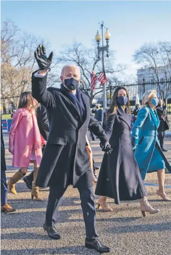  ??  ?? ►
Joe Biden y su familia caminan frente a la Casa Blanca, en Washington.