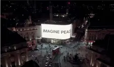  ?? ?? Yoko Ono A Piccadilly Circus l’appello: «Imagine Peace», immagina la pace