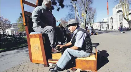  ??  ?? ► Juan Bravo López trabaja actualment­e en la plaza de Concepción.