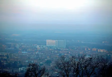  ??  ?? Smog La vicenda Dall’1 ottobre al 31 marzo 2019 riprende il piano per la qualità dell’aria che riguarda le regioni dell’area padana Stop dal lunedì al venerdì, dalle 8,30 alle 18,30, alla circolazio­ne dei veicoli pre euro, euro 1, 2, 3, 4 a benzina e diesel. Il Comune di Bologna aderisce al piano antismog regionale e introduce da quest’anno sei domeniche super ecologiche (la prima il 28 ottobre) dove circoleran­no liberament­e solo i veicoli totalmente elettrici