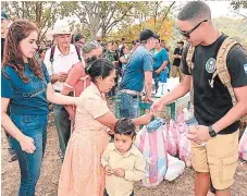  ?? FOTO: MARTÍN CHAÍN ?? Un soldado norteameri­cano le entrega su bolsa de víveres a una humilde señora, habitante de la aldea Las Minitas.