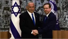  ?? (Photo AFP) ?? Benjamin Netanyahu en compagnie du Président Isaac Herzog, hier, lors d’une conférence de presse à Jérusalem.
