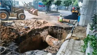  ??  ?? Work in progress: syabas personnel repairing the burst undergroun­d pipe along Jalan dewan bahasa in Kuala Lumpur.