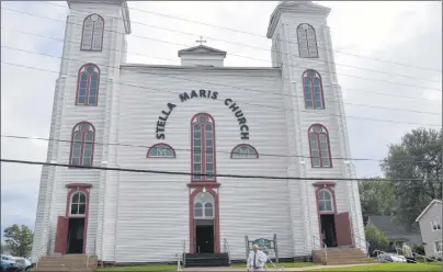  ?? ERIN POTTIE/CAPE BRETON POST ?? A humble funeral service was held for political giant Allan J. MacEachen at his family church in Inverness on Tuesday. Hundreds of people lined the church pews of Stella Maris Parish to pay their respect to the longstandi­ng parliament­arian and former...