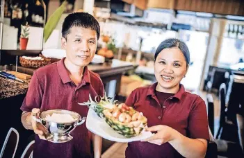  ?? RP-FOTO: ANDREAS ENDERMANN ?? The-Dan Ngo und Le Hong Hoa (v.l.) servieren Köstliches wie Garnelen mit Ananas und Tomaten.