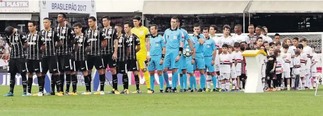  ?? DANIEL TEIXEIRA/ESTADÃO-24/09/2017 ?? Olho no apito. Jogadores do Corinthian­s e São Paulo no Campeonato Brasileiro: para o governo, os árbitros são os primeiros responsáve­is pelo combate do racismo no futebol