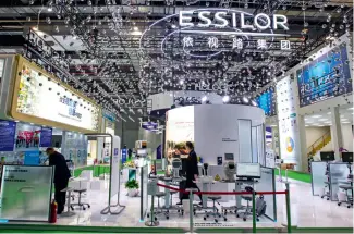  ??  ?? Le stand du groupe Essilor lors de la 2e CIIE organisée à Shanghai, 9 novembre 2019