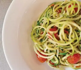  ?? CYNTHIA DAVID FOR THE TORONTO STAR ?? Zucchini-Tomato Pasta makes delicious use of vegetable noodles, which are one of the summer’s top food trends.