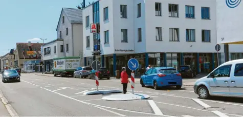  ?? Fotos: Josef Reitmayer ?? Nach schweren Unfällen auf der Bahnhofstr­aße, in Krumbach Teil der Bundesstra­ße 300, hat das Staatliche Bauamt auf Höhe des Ärztehause­s zur Probe eine Mittelinse­l als Querungshi­lfe für Fußgänger eingericht­et.