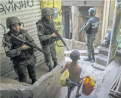 ?? AFP ?? Control. Una patrulla de la policía militariza­da monta guardia en una de las calles de la Rocinha, en Río.