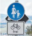  ?? FOTO: CAROLINE MITTERMEIE­R ?? Ein Gehweg mit „Radfahrer frei“Schild: Radfahrer dürfen hier nur mit Schrittges­chwindigke­it fahren.