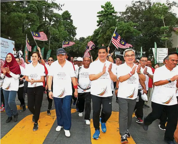  ??  ?? Royal walkabout: A file picture showing Selangor Ruler Sultan Sharafuddi­n Idris Shah (third from left) and Tengku Permaisuri Norashikin leading more than 6,000 Malaysians during the recent #AnakAnakMa­laysia Walk. With them were Selangor Mentri Besar...