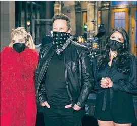  ?? Rosalind O’Connor NBC ?? MUSICAL GUEST Miley Cyrus, left, host Elon Musk and cast member Cecily Strong are masked and ready ahead of the episode of “Saturday Night Live.”