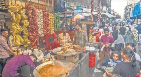  ?? HT PHOTO: SAMIR JANA ?? On the Khaki Tours food walk in Bhendi Bazaar, Mumbai, stops include the mausoleum of the Syednas, the spiritual head of the Bohri community, as well as streetside eateries serving up everything from tiranga kebabs to patrel biryani, where colocasia leaves are coated with masala, slow-cooked and layered with tender meat.(Left) At Shyambazaa­r in Kolkata, you can try vegetarian Bengali treats (yes, there are such things). (Inset) Chicken Kobiraji, a cutlet covered in a layer of egg. Kobiraji, incidental­ly, is believed to have come from the English word coverage.