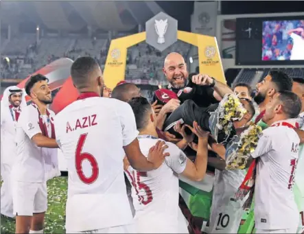  ??  ?? HISTÓRICO. Los jugadores de Qatar mantean a Félix Sánchez tras ganar la Copa de Asia.