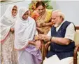  ?? Foto: dpa ?? In Indien haben sich gerade viele Men schen Bänder geschenkt und um die Handgelenk­e gewickelt. Es war nämlich gerade Rakhi. Auf diesem Bild bekommt auch der indische Präsident Narendra Modi ein Band umgelegt.