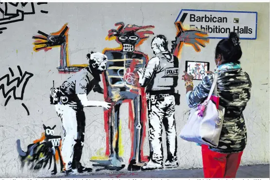  ??  ?? „Kunst-Phantom“Banksy ist in mancher Hinsicht ein Erbe Harings. In London schuf Banksy zuletzt eine Hommage an Jean-Michel Basquiat, eine Legende der 1980er