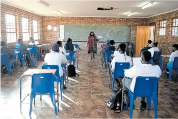  ?? Picture: DEAAN VIVIER/BEELD/GALLO IMAGES ?? Life science (biology) teacher Vuyo Makobe speaks to matric students during Basic Education Minister Angie Motshekga’s visit to Tshepagala­ng Secondary School in Lethabile, Brits, to monitor the return of Grade 12 pupils after their week-long break. According to media reports, the basic education department anticipate­s that it will take about three years to catch up on parts of the curriculum that won’t be covered this year due to the widespread impact of Covid-19.