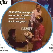  ??  ?? PENGANTIN perempuan berpakaian tradisiona­l bersama suami dan keluargany­a.