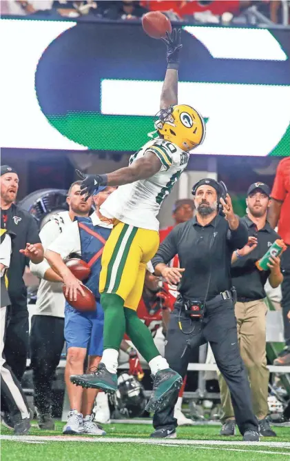  ?? BRETT DAVIS / USA TODAY SPORTS ?? Packers tight end Martellus Bennett reaches for a ball in the second quarter. Bennett dropped four passes in Sunday night’s game at Atlanta.