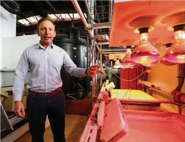  ?? FOTO: HENNING MOST ?? Markus Pfänder, Vorstand bei der Kutec Salt Technologi­es Sondershau­sen, erläutert im Labor, wie Kaliumsulf­at demnächst auch in Australien mit Hilfe von Sonnenlich­t und Wind gewonnen werden soll.