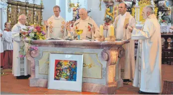  ?? FOTOS: PAUL MARTIN ?? „Wir sind uns nur geliehen“: Pfarrer Robert Härtel (Mitte) mit seinen Konzelebra­nten. Er wurde am Sonntag mit einer Eucharisti­efeier in den Ruhestand verabschie­det.