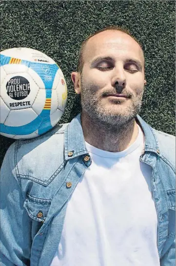  ?? FREDERIC LISTA ?? Raúl Sánchez posa junto a un balón, mostrando un lema: ‘Basta de violencia en el fútbol’