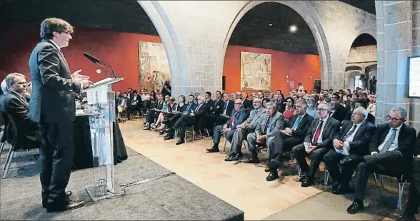  ?? RUBEN MORENO ?? Carles Puigdemont participó ayer en un acto de la Cambra de Comerç de Barcelona en el histórico edificio de la Llotja de Mar