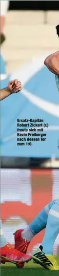  ??  ?? Ersatz-Kapitän Robert Zickert (r.) freute sich mit Kevin Freiberger nach dessen Tor zum 1:0.