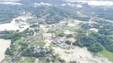  ??  ?? A bird’s eye view of the flood situation at Kampung Kolopis in Penampang.