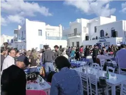  ??  ?? Ostersonnt­ag ist der Tag der Familienfe­ste und der Open-Air- Partys: Der Hafen von Naoussa wird zur Feier- Meile mit Freiluft- DJ